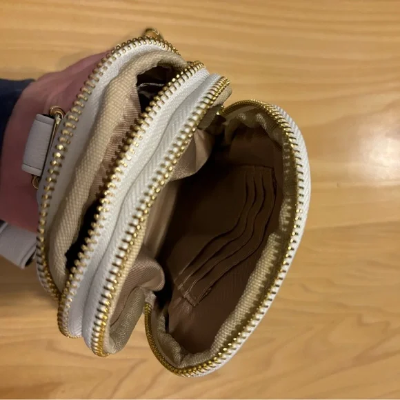 NWT White Crossbody Bag - Picture 5 of 6